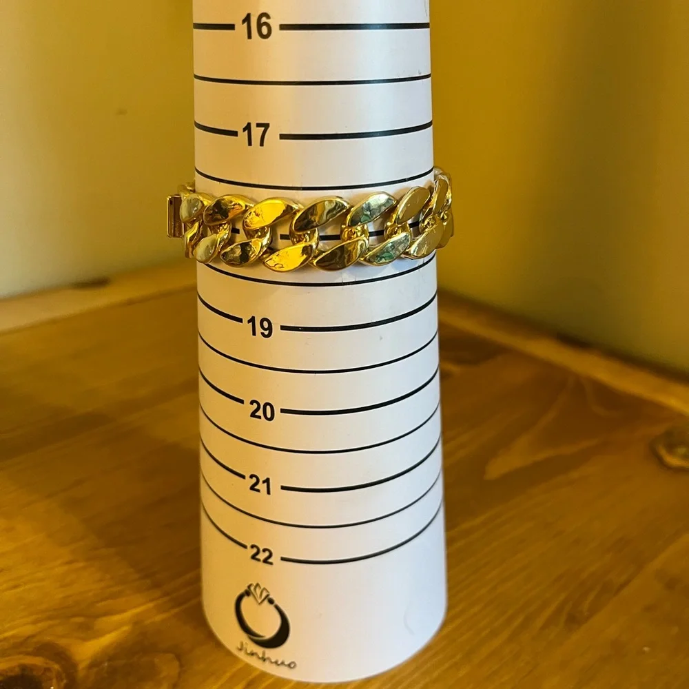 New York gold tone chunky necklace, bracelet, earrings set 16 “ - Picture 4 of 9